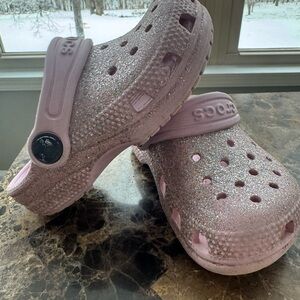 ✨ Crocs Toddler Glitter Clogs – Size 8C